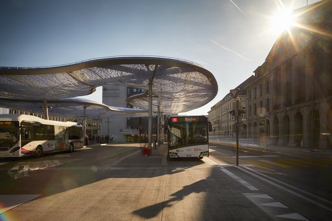Busbahnhof in Aarau bei Sonnenuntergang und Bussen im Linienbetrieb