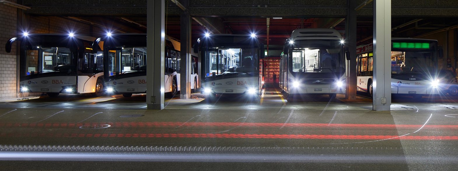 Busse stehen am Morgenfrüh im Bus Depot
