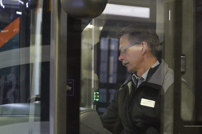 Angestellter der BBA in der Fahrerkabine vor einer Fahrt