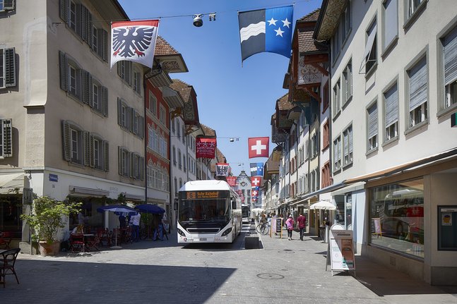 Bus fährt durch die geschmückte Aarauer Altstadt.