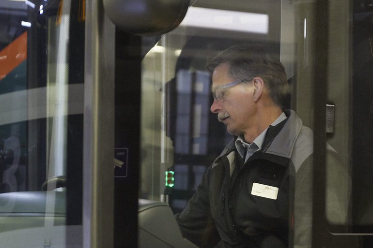 Angestellter der BBA in der Fahrerkabine vor einer Fahrt