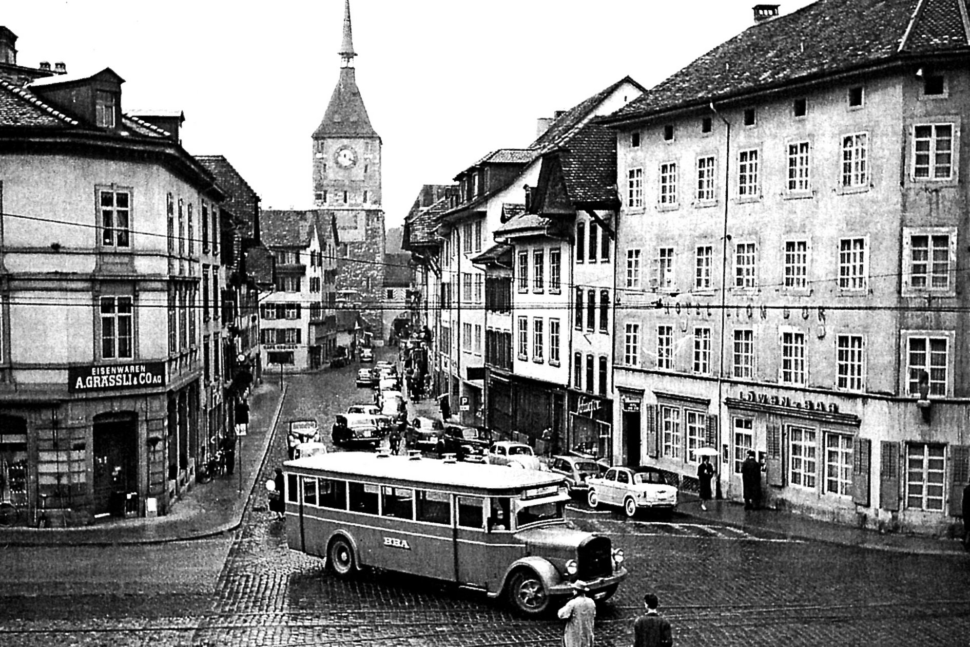 Ein alter Bus in der Aarau Altstadt in den 1960er Jahren.