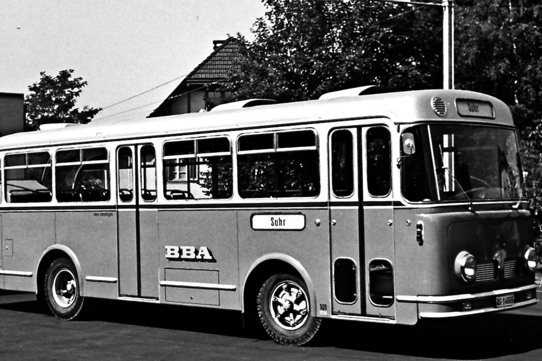 Nostalgischer Bus auf dem Weg nach Suhr